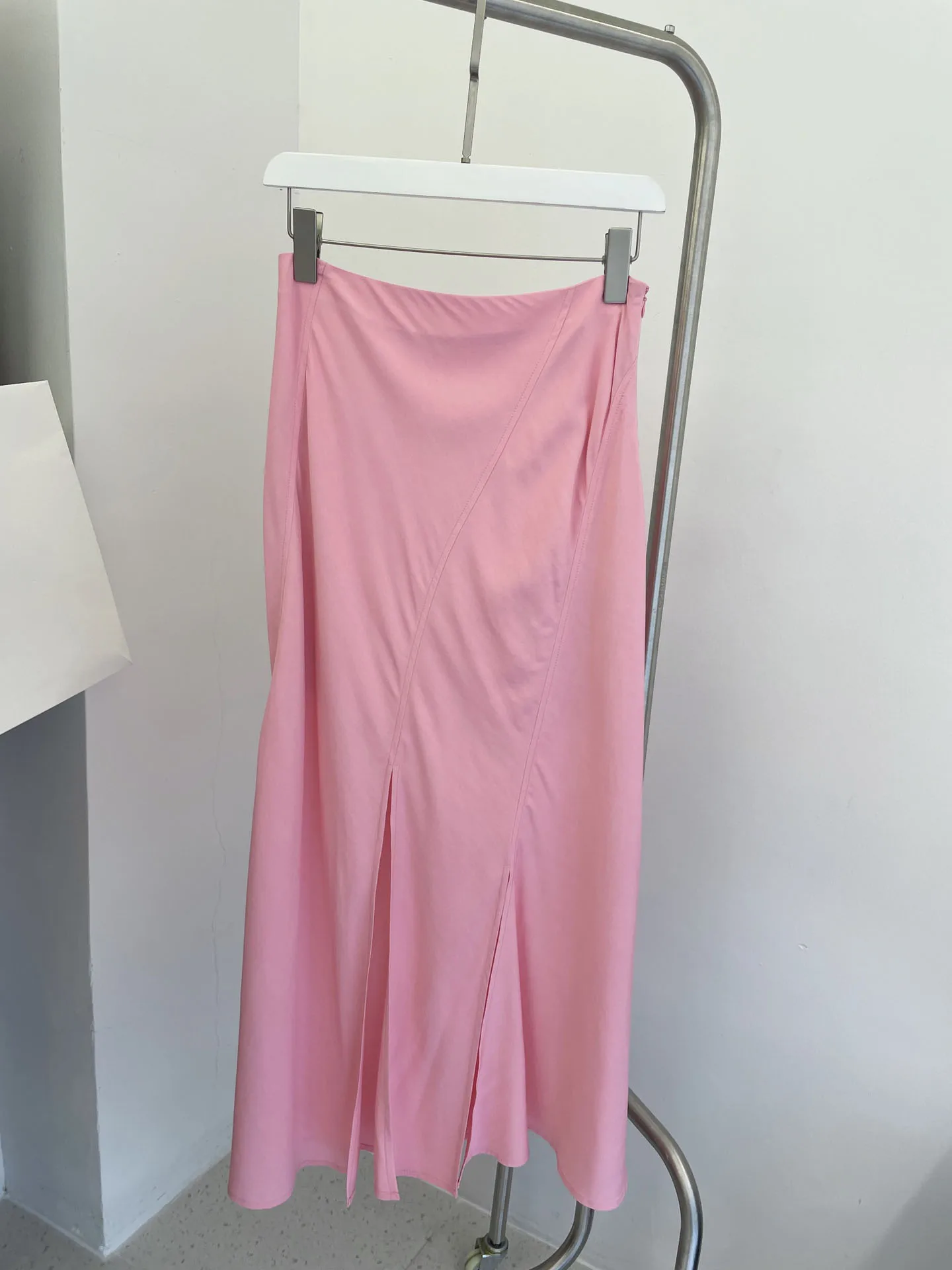 Slit skirt miter cut asymmetrical slit design casual fashion 2023 summer new style 0324
Slit skirt miter cut asymmetrical slit design casual fashion 2023 summer new style 0324