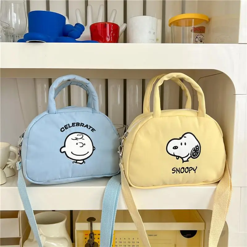 Сумка для хранения Snoopy с рисунком Чарли коричневого цвета, новая сумка через плечо большой вместимости, прочная маленькая сумка с рисунком из аниме, милый подарок для девушки
Сумка для хранения Snoopy с рисунком Чарли коричневого цвета, новая сумка через плечо большой вместимости, прочная маленькая сумка с рисунком из аниме, милый подарок для девушки