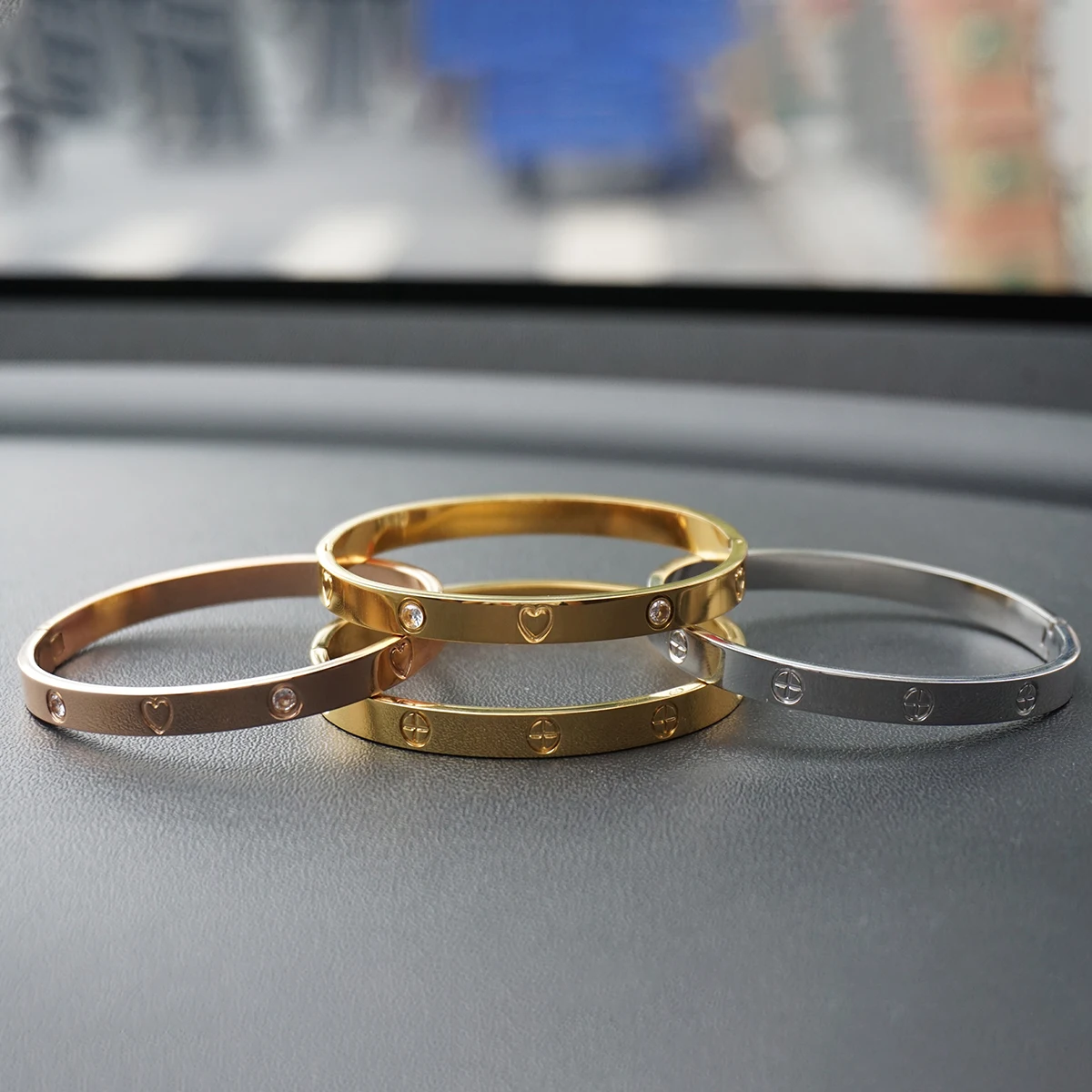 Fashionable and Charming Stainless Steel Women's Nut Screw Cuff Bracelet Couple Crystal Love Bracelet Jewelry Gifts
Fashionable and Charming Stainless Steel Women's Nut Screw Cuff Bracelet Couple Crystal Love Bracelet Jewelry Gifts