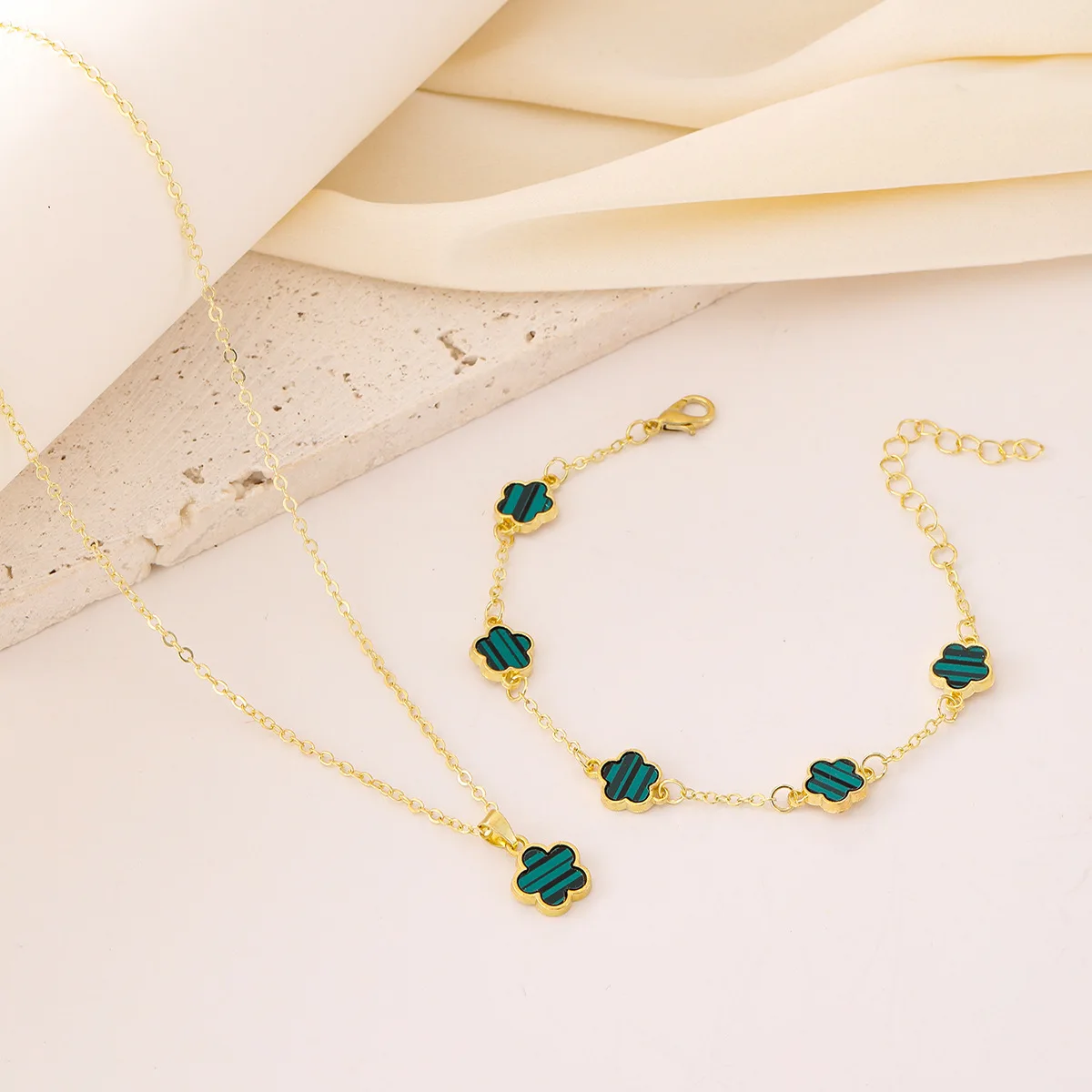 2pc Trend New Lucky Five-Leaf Flower Adjustable Necklace Bracelet Ladies Luxury Charm lively Party Jewelry Gifts 24 Sf5b85d9995d24c028bfe68ee20420b99O