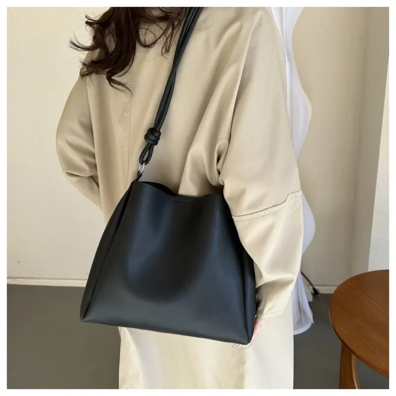 Fashion High-quality Female Crossbody Tote Bag Winter Trend New Luxury Brand Shoulder Bag Korean Version Women's Crossbody Bag
Fashion High-quality Female Crossbody Tote Bag Winter Trend New Luxury Brand Shoulder Bag Korean Version Women's Crossbody Bag