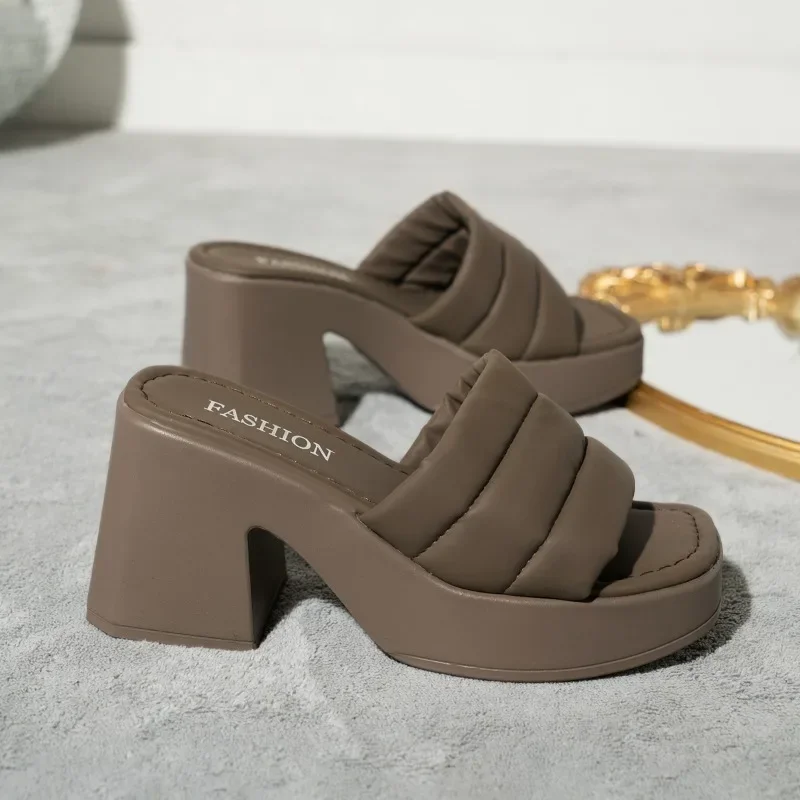 Элегантные женские шлепанцы на платформе из мягкой искусственной кожи 2024 летние женские уличные Нескользящие повседневные пляжные шлепанцы с открытым носком на толстой подошве 
Элегантные женские шлепанцы на платформе из мягкой искусственной кожи 2024 летние женские уличные Нескользящие повседневные пляжные шлепанцы с открытым носком на толстой подошве