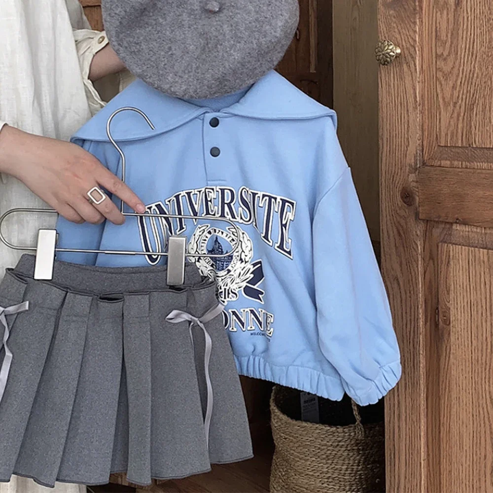 Menoea Girls' Set 2024 Autumn New Girls' Letter Print Navy Neck Top+Lace Up Bow Pleated Skirt Two Piece Set Kids' Clothing
Menoea Girls' Set 2024 Autumn New Girls' Letter Print Navy Neck Top+Lace Up Bow Pleated Skirt Two Piece Set Kids' Clothing