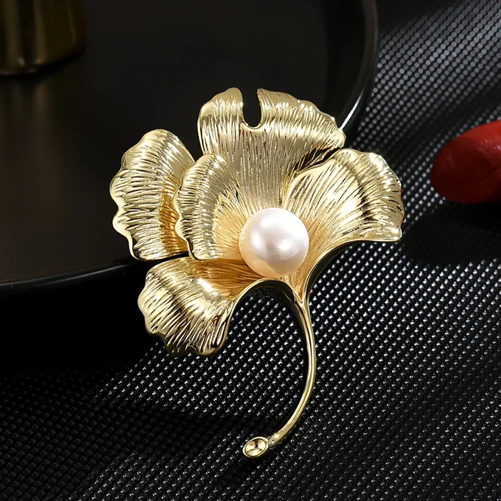 

Golden Ginkgo Brooches for Women Fashion Light Luxury Pearl Plant Clothing Accessories Pins Broches Winter Gift for Girlfriend
