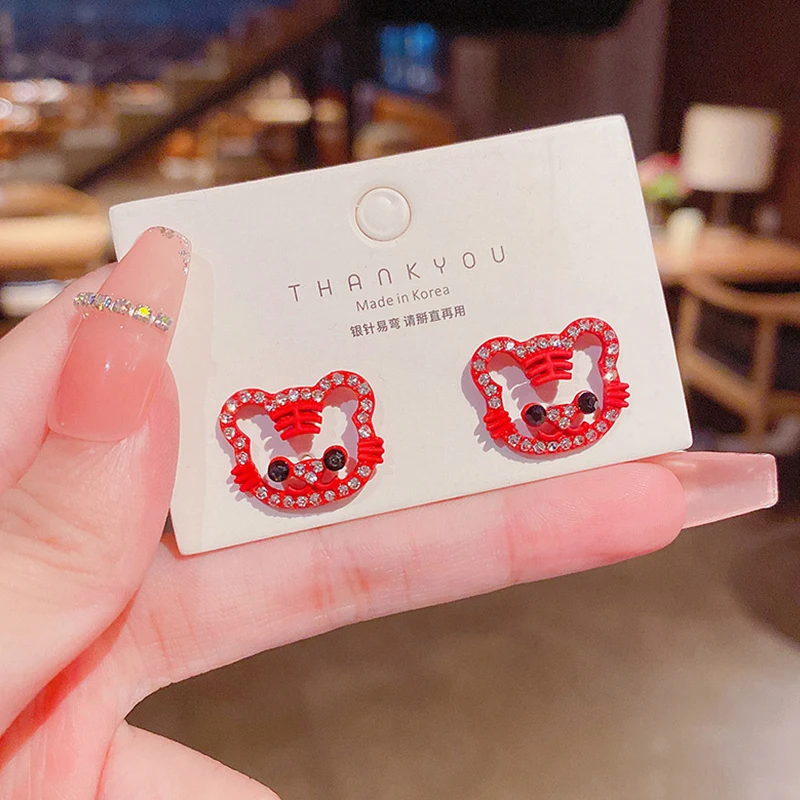 Милые серьги-гвоздики в южнокорейском стиле с животными для женщин, красный женский подарок на день рождения, маленькие серьги в нише со знаками Зодиака, мини-серьги-гвоздики
Милые серьги-гвоздики в южнокорейском стиле с животными для женщин, красный женский подарок на день рождения, маленькие серьги в нише со знаками Зодиака, мини-серьги-гвоздики