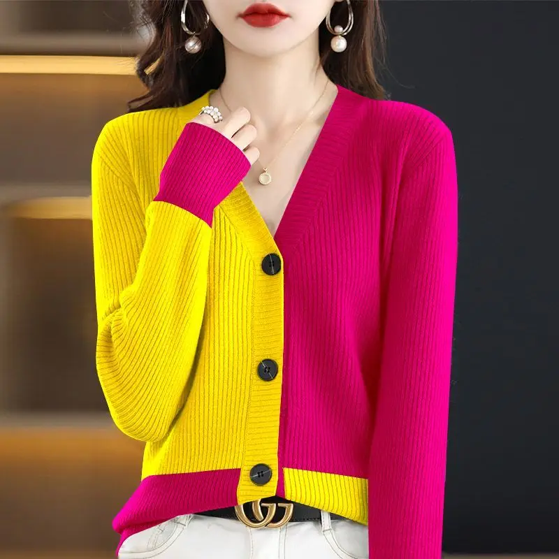 Autumn New Contrast Patchwork Knitting Cardigan Long Sleeve V Neck Loose Button Fashion Sweaters Vintage Casual Women Clothing 
Autumn New Contrast Patchwork Knitting Cardigan Long Sleeve V Neck Loose Button Fashion Sweaters Vintage Casual Women Clothing