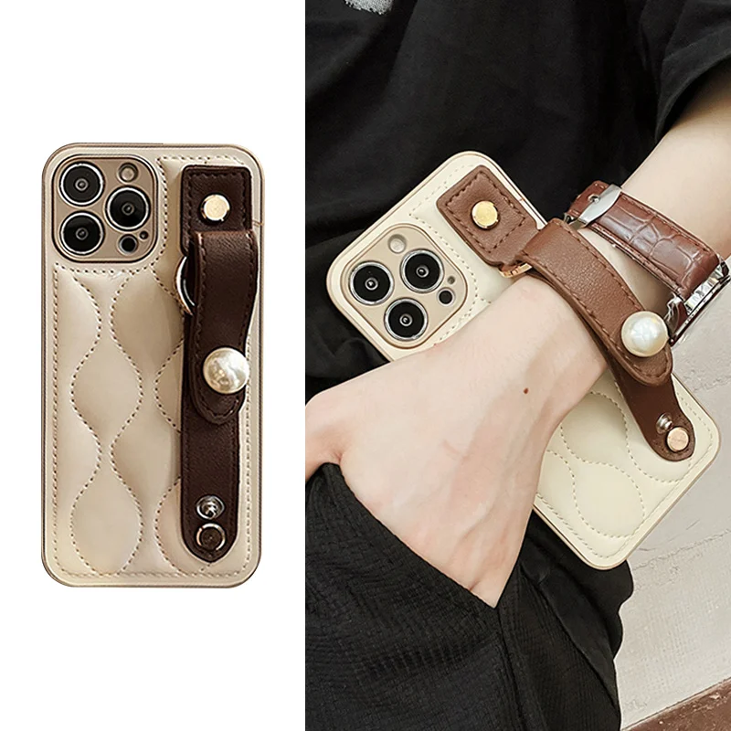 Luxury Lambskin Pearl Wristband Leather Phone Case For iPhone 14 13 12 11 Pro Max 14Plus Lens All Inclusive Anti-fall Cover
Luxury Lambskin Pearl Wristband Leather Phone Case For iPhone 14 13 12 11 Pro Max 14Plus Lens All Inclusive Anti-fall Cover