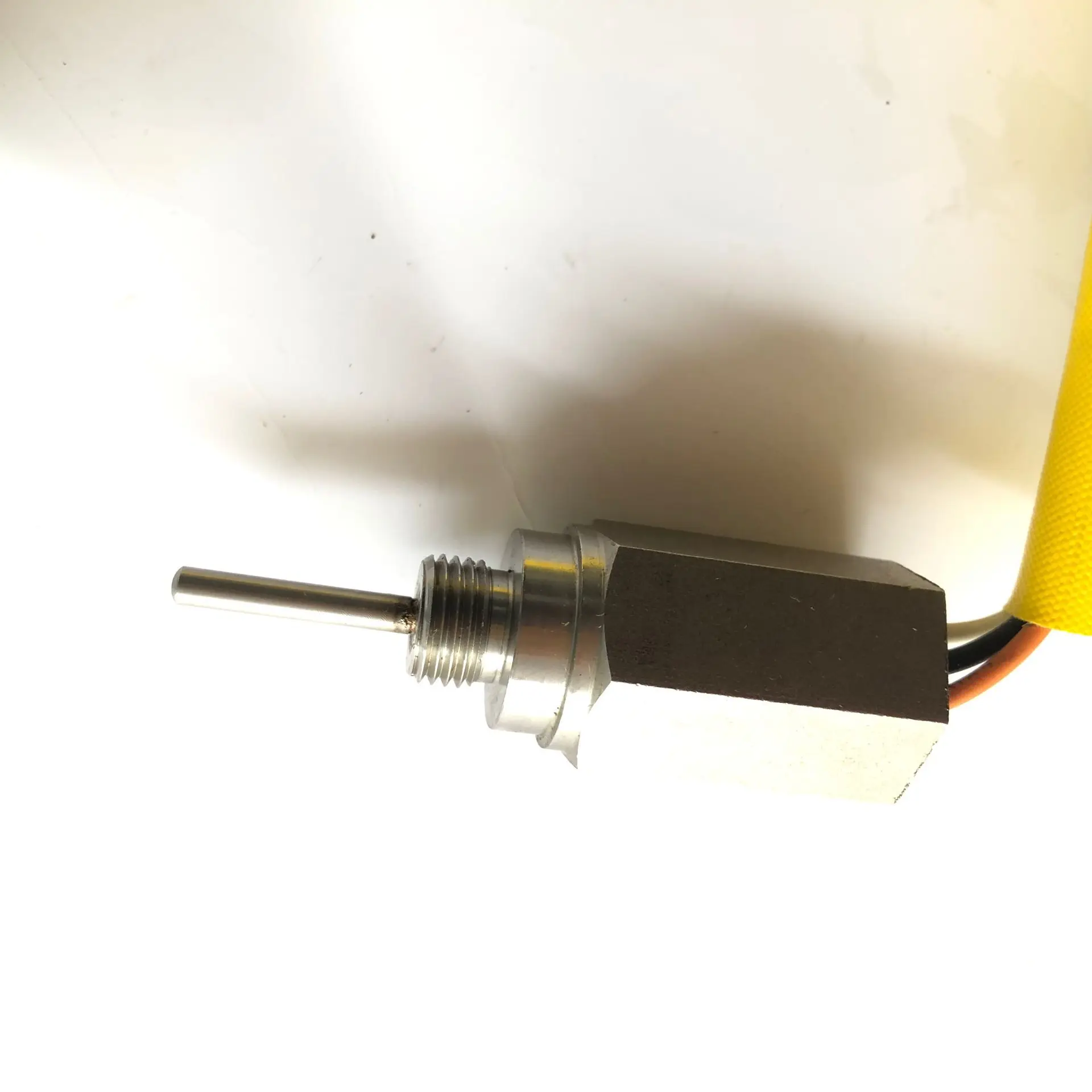 

Solenoid Valve 131-0427 with Yellow Cable