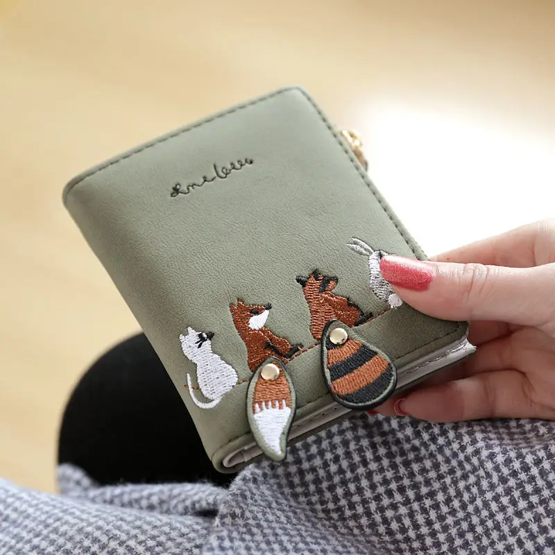 Модный женский кошелек, милые кожаные короткие кошельки с вышитыми животными из мультфильмов, Женский кошелек на молнии, держатель для карт для девочек и детей
Модный женский кошелек, милые кожаные короткие кошельки с вышитыми животными из мультфильмов, Женский кошелек на молнии, держатель для карт для девочек и детей