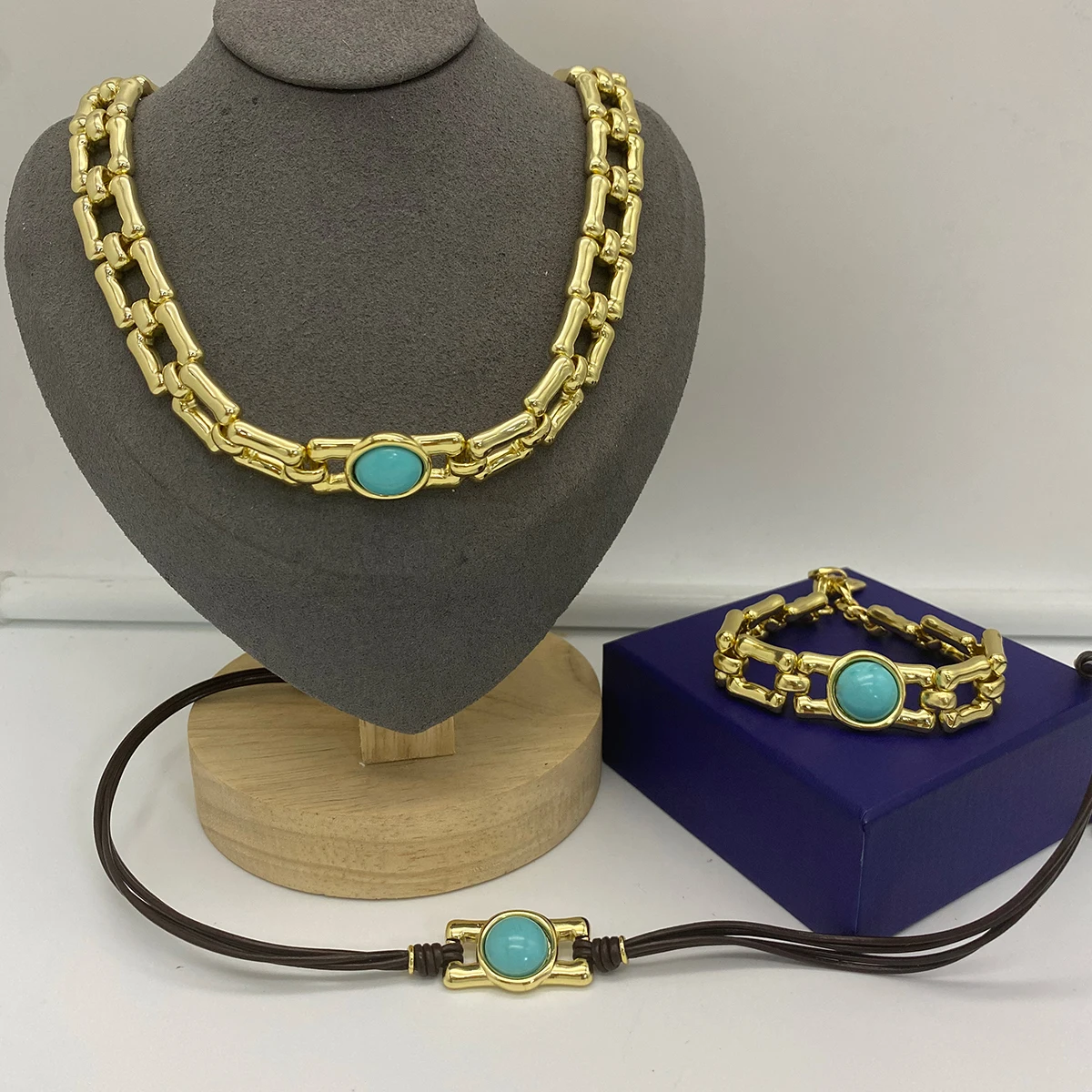2023 UNOde50 Europe and the United States new 14k Gold Turquoise Crystal Bracelet with Necklace Women Romantic Jewelry Gift Bag
2023 UNOde50 Europe and the United States new 14k Gold Turquoise Crystal Bracelet with Necklace Women Romantic Jewelry Gift Bag