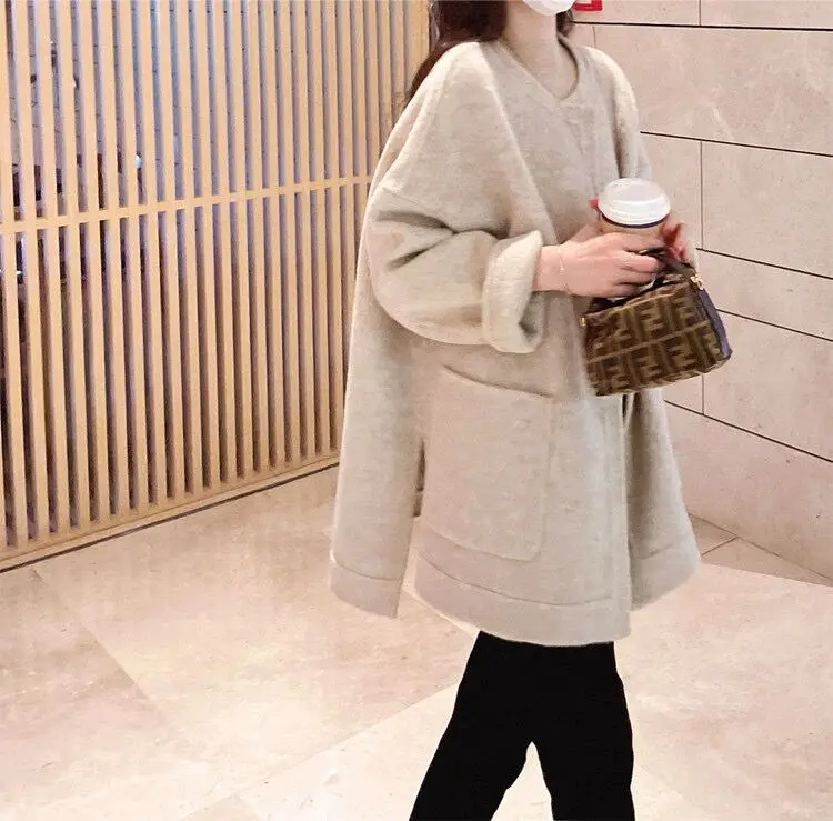 100% Wool Self retaining Mulberry Silk Australian Wool High Weight Thick Warm and Clean Short Double sided Wool Coat
100% Wool Self retaining Mulberry Silk Australian Wool High Weight Thick Warm and Clean Short Double sided Wool Coat
