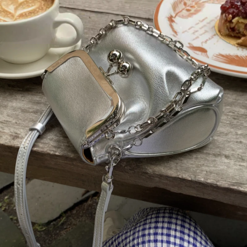 MBTI Designer Small Silver Shoulder Bag for Women Korean Fashion Simple Solid Color Casual Handbag Chain Brand Trendy Purse Sac
MBTI Designer Small Silver Shoulder Bag for Women Korean Fashion Simple Solid Color Casual Handbag Chain Brand Trendy Purse Sac