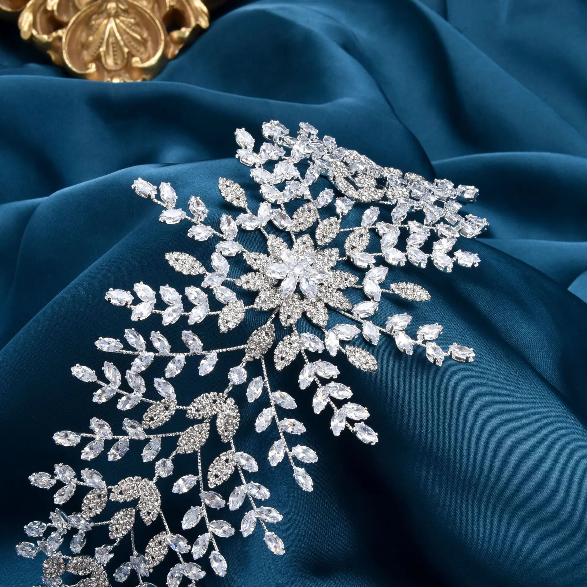 Cubic Zirconia Silver Crystal Crowns Bridal Tiaras For Women Jewelry Pageant Diadem Elegant Headpieces Wedding Hair Accessories 
Cubic Zirconia Silver Crystal Crowns Bridal Tiaras For Women Jewelry Pageant Diadem Elegant Headpieces Wedding Hair Accessories