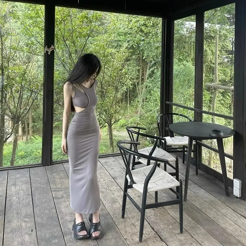 

Stylish gray dress with round neck and hip-hugging design, perfect for a sophisticated and sexy look in the 2024 season