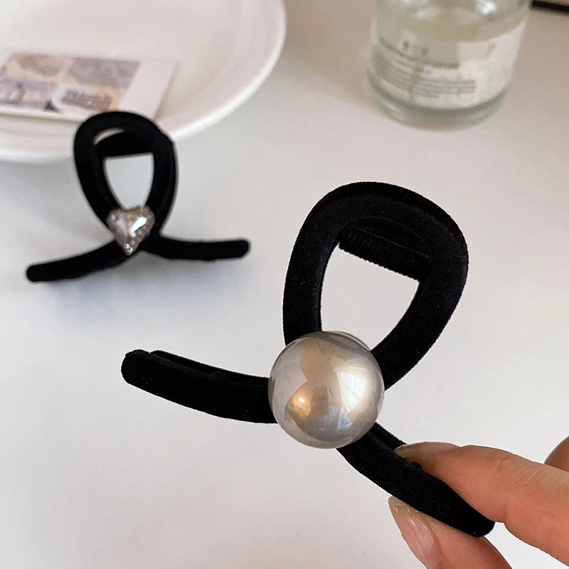 Black Velvet Hairpin Hair Claw Women Grey Pearl Shiny Love Heart Crystal Rhinestone Medium Hair Clip Shark Clamp Headwear
Black Velvet Hairpin Hair Claw Women Grey Pearl Shiny Love Heart Crystal Rhinestone Medium Hair Clip Shark Clamp Headwear