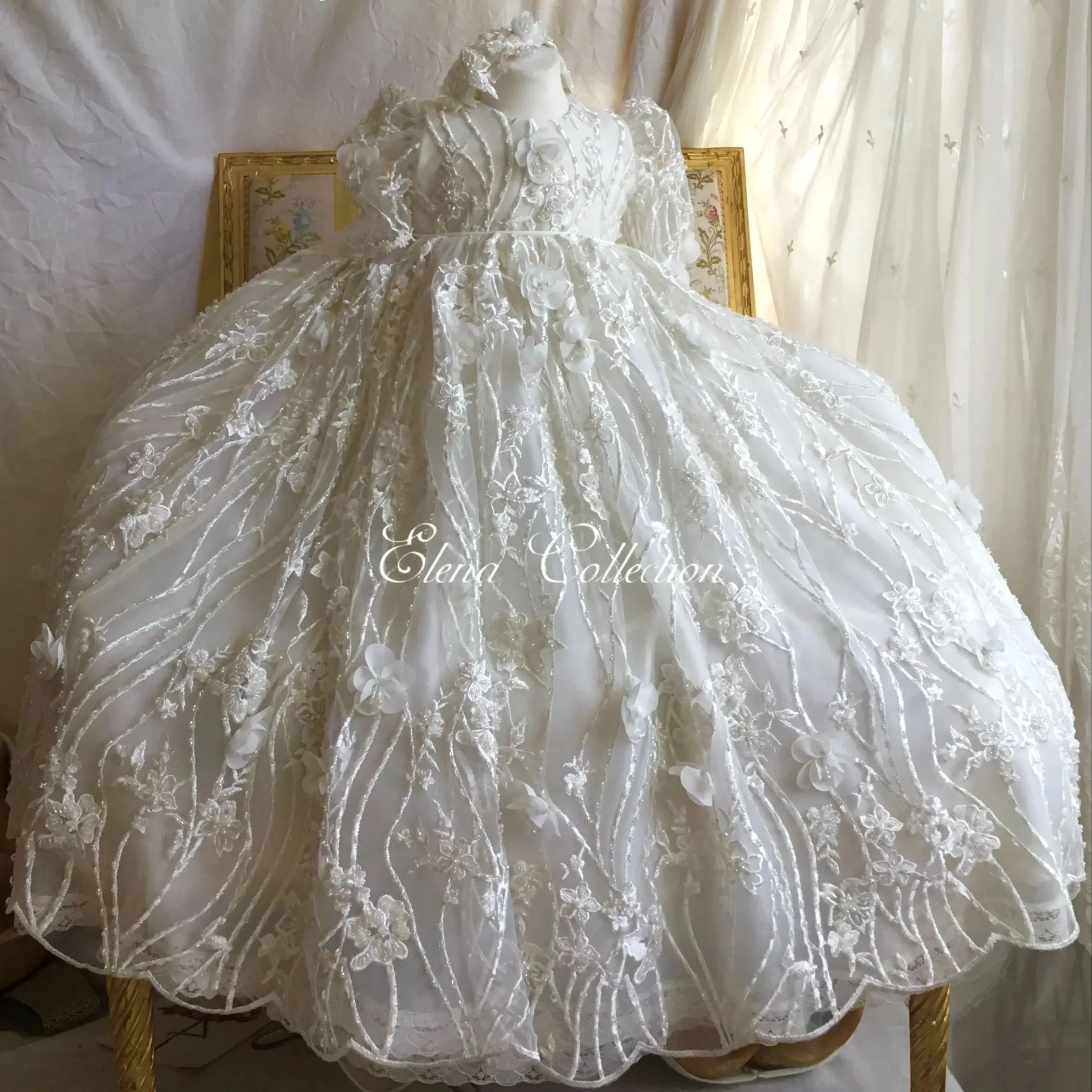 

Luxurious White Christening Gowns Lace Appliques Baby First Communion Dresses Beads Newborn Infant Toddler Baptism Dresses