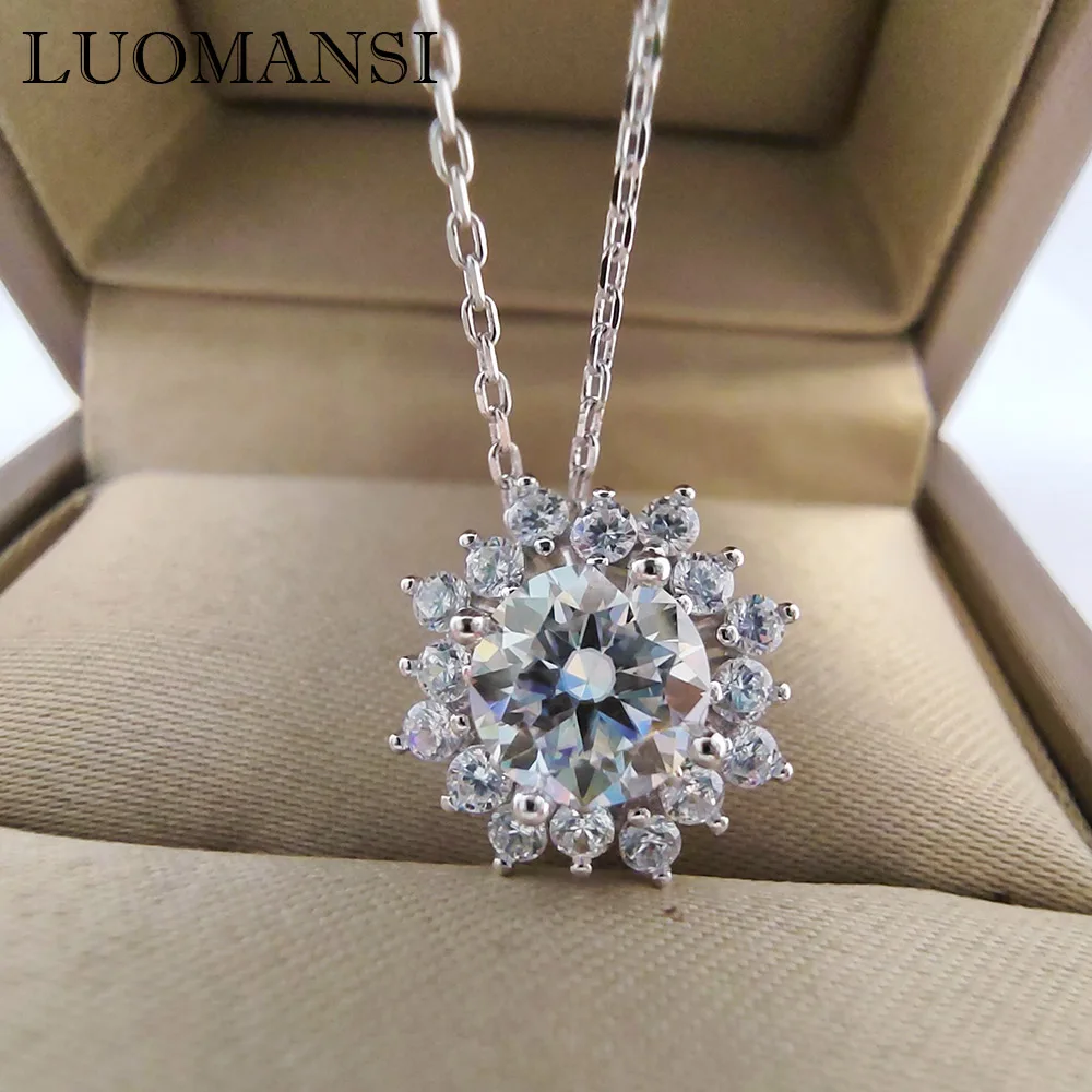 Luomansi Silver Jewelry 1 Carat D VSS Moissanite Flower Pendant Necklace with Certificate S925 Women Wedding Party Gift
Luomansi Silver Jewelry 1 Carat D VSS Moissanite Flower Pendant Necklace with Certificate S925 Women Wedding Party Gift