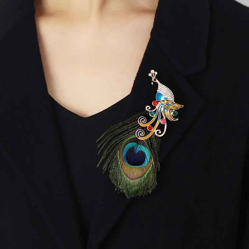 

Peacock Feather Inlaid Crystal Brooch Women's Shawl Coat Jewelry Accessories for Men's Business Party Suits Pin Gentlemen's Gift