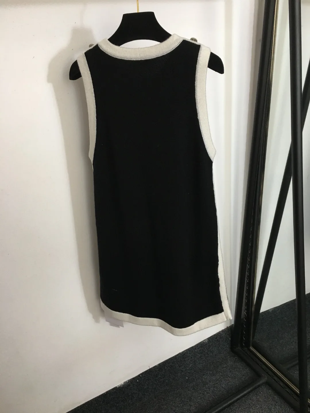 2023 Autumn Women's Top New Patchwork Edge Double Pocket Cashmere Knit Vest Dress Black 9267
2023 Autumn Women's Top New Patchwork Edge Double Pocket Cashmere Knit Vest Dress Black 9267