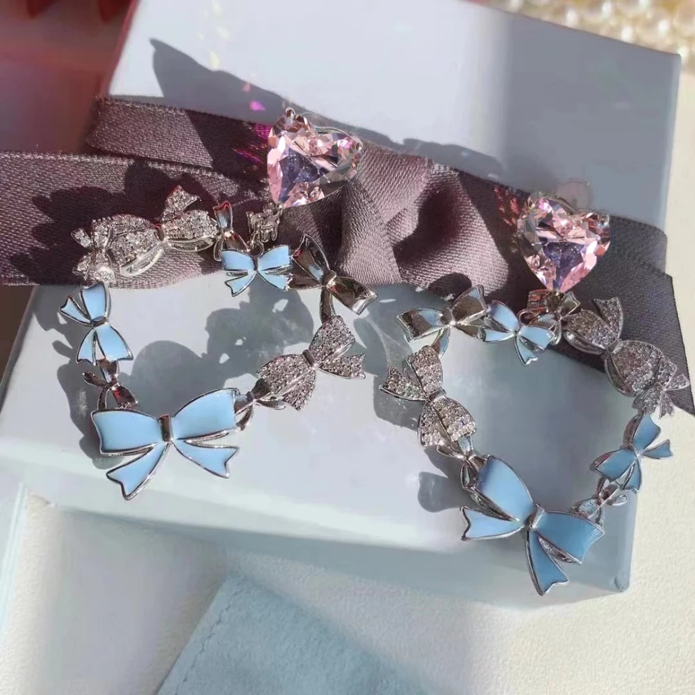2023 Sweet Romantic Bow Ribbon Love Diamond Earrings For Women Party Exquisite Trendy Chic High-Quality Luxury Jewelry.
2023 Sweet Romantic Bow Ribbon Love Diamond Earrings For Women Party Exquisite Trendy Chic High-Quality Luxury Jewelry.