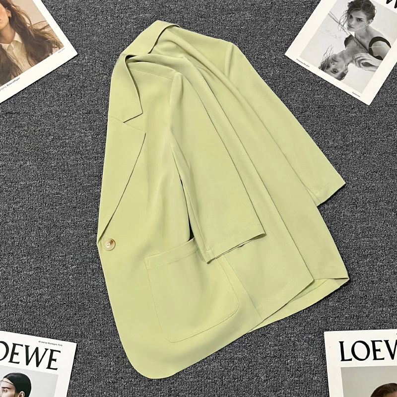 Thin type of forest green suit jacket female design feeling the new leisure suit in the summer of 2023
Thin type of forest green suit jacket female design feeling the new leisure suit in the summer of 2023