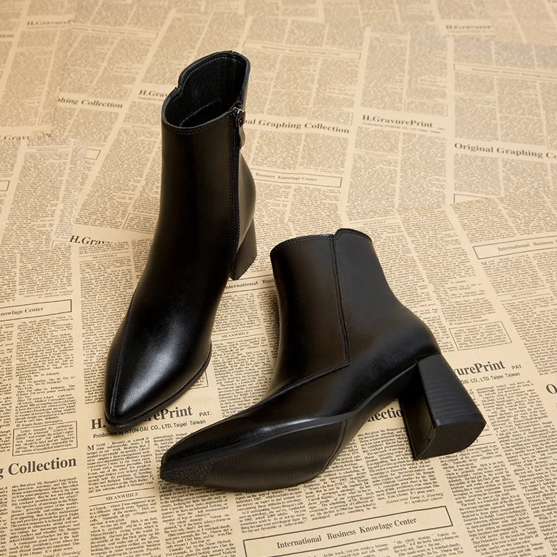 

Женские кожаные ботинки на низком каблуке, черные повседневные ботильоны с острым носком и резиновой подошвой, обувь для весны, 2023