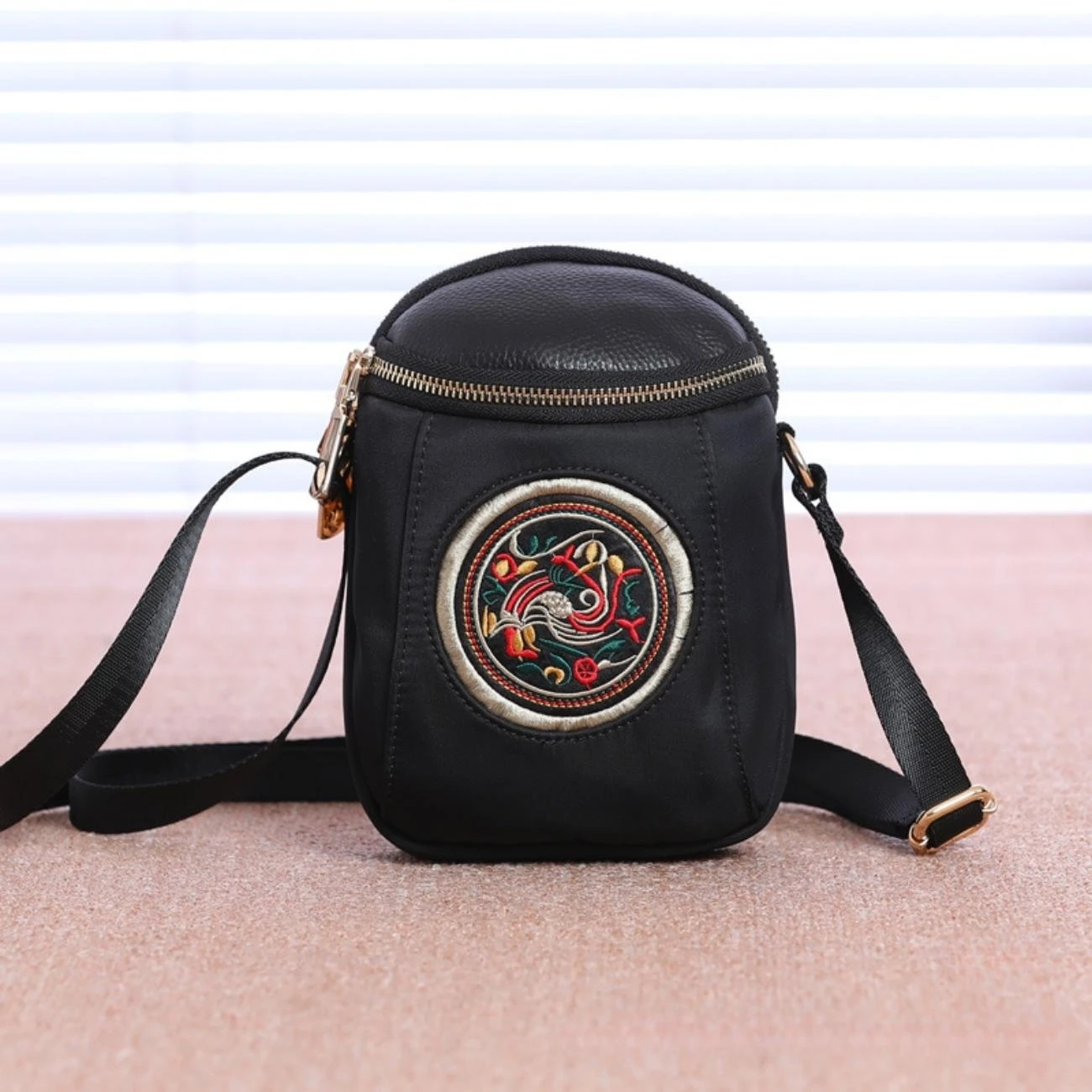 

Vintage mobile phone bag Oxford embroidered women's bag One shoulder crossbody mini fabric bag