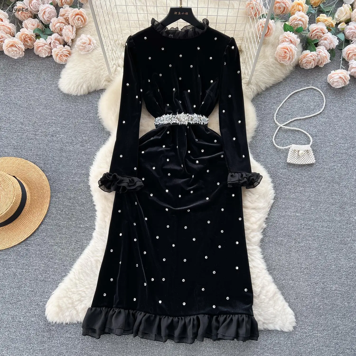 Женское бархатное платье-трапеция, Осеннее длинное платье с инкрустацией стразами и расширяющимся книзу рукавом, роскошное кружевное платье в стиле пэчворк 
Женское бархатное платье-трапеция, Осеннее длинное платье с инкрустацией стразами и расширяющимся книзу рукавом, роскошное кружевное платье в стиле пэчворк