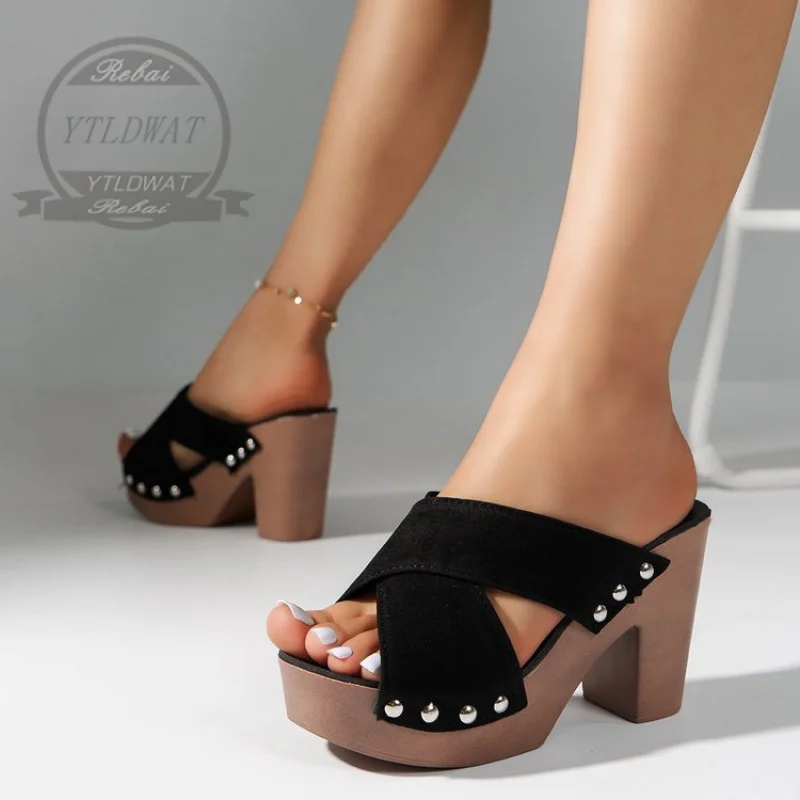 2022 Summer New Fashion Slippers Fashion Rivets Open Toe Trendy Women Shoes Thick Heels Middle Heels Women's Slippers Plus Size
2022 Summer New Fashion Slippers Fashion Rivets Open Toe Trendy Women Shoes Thick Heels Middle Heels Women's Slippers Plus Size