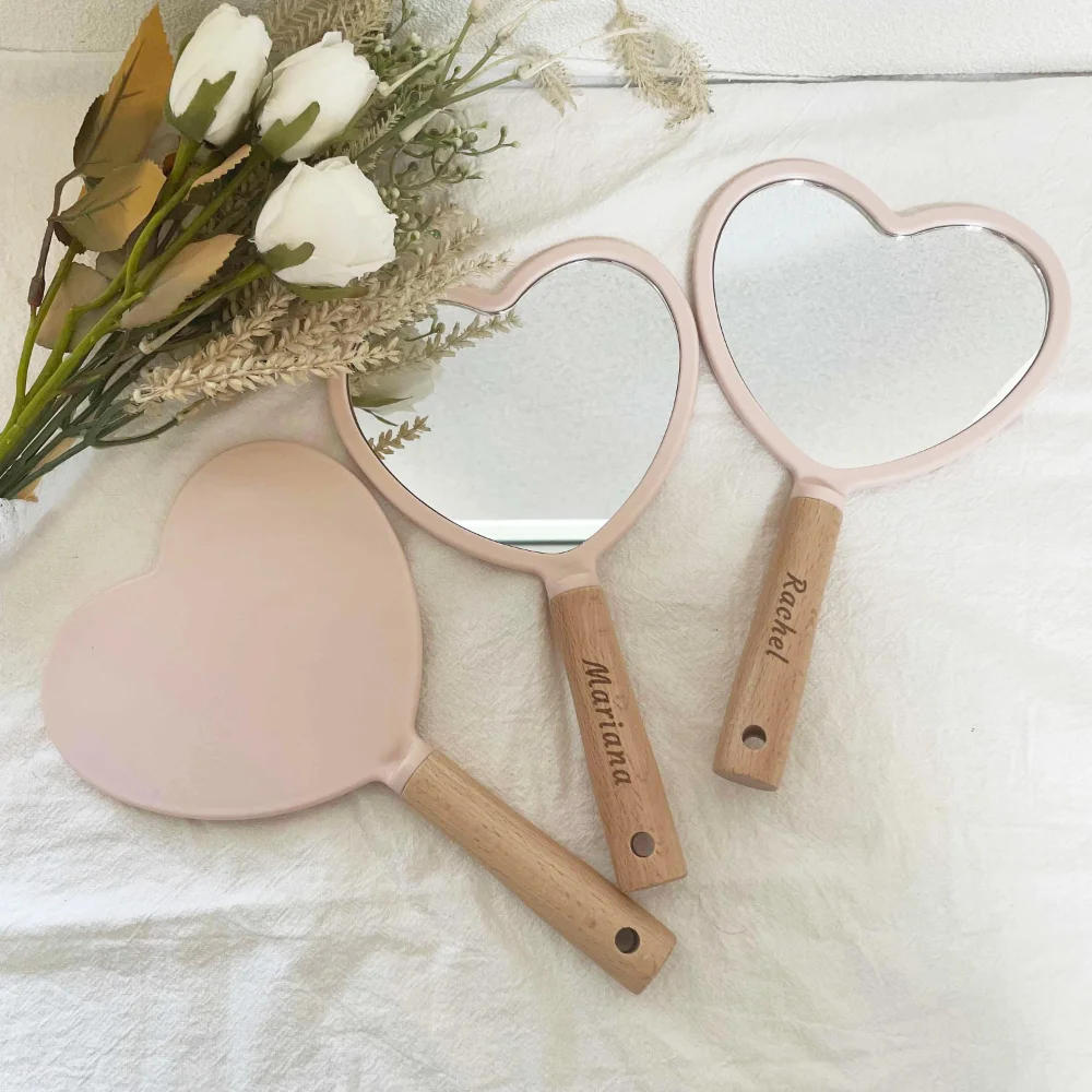 

Personalized Makeup Mirror Engraved Wood Handle Heart Shape Wedding Gifts For Bridesmaids Bachelorette Bridal Shower Party Favor