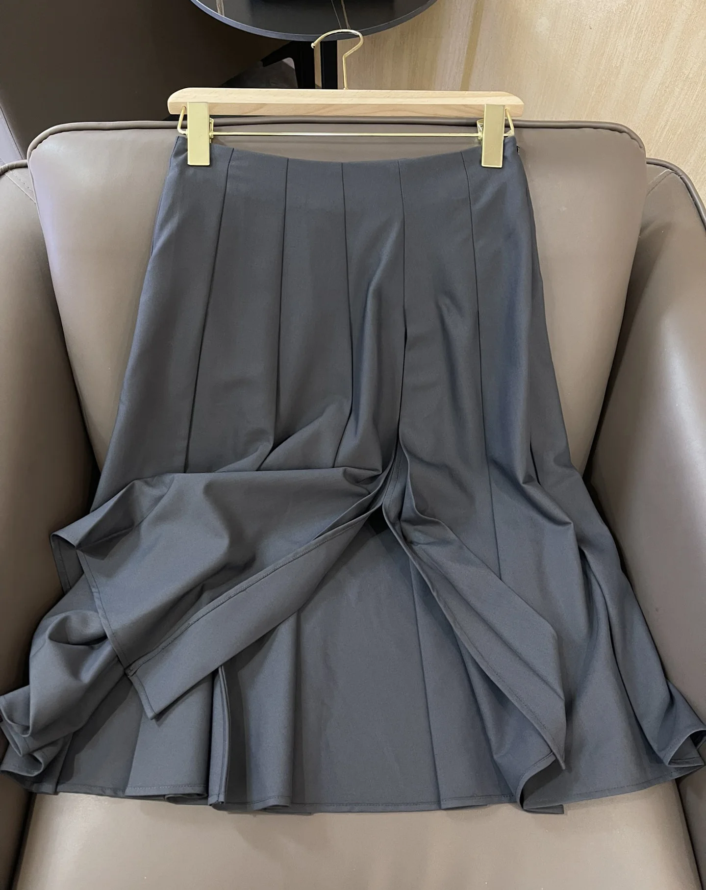 2023 Pleated slit long skirt temperament fashion
2023 Pleated slit long skirt temperament fashion