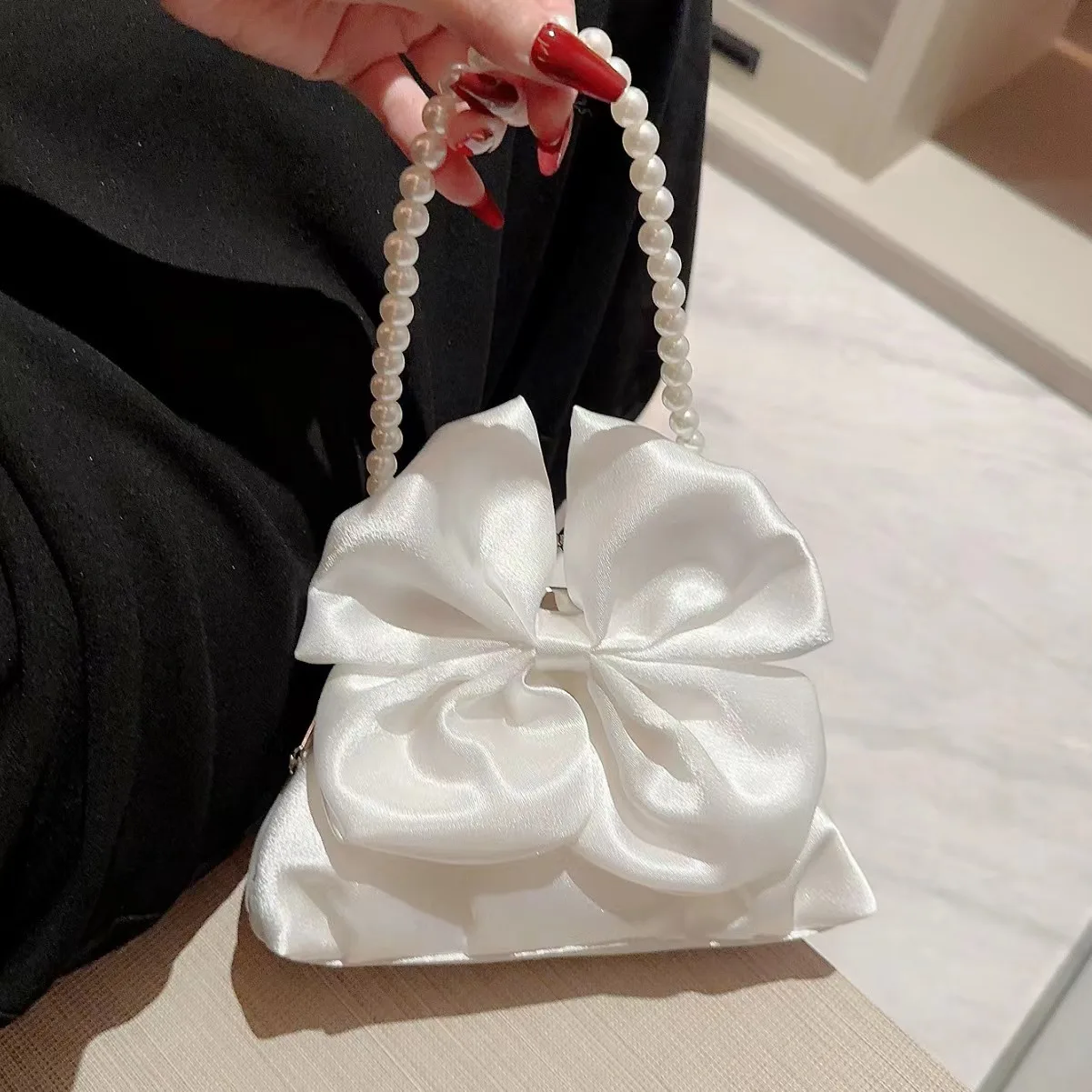 

Niche Fashionable French Bow Pleated Handbag Clip Dinner Bag Silk Dumpling Bag Cute Girly Cloud Clutch Bag Pearl Chain Bag