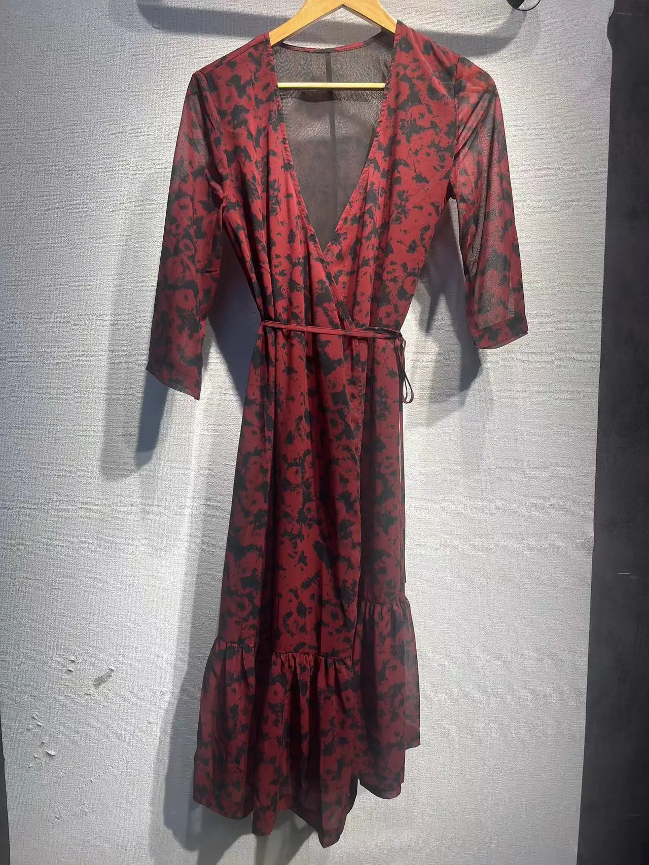 

Женское платье с цветочным принтом, V-образным вырезом и оборками по краям, весна-лето 2024, женское платье миди в стиле ретро с полурукавом