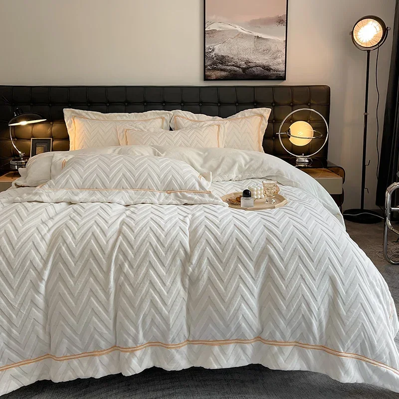 High-end velvet home Bed linen luxury queen bedding set winter bed cover full set waves stripe quilt duvet cover bed sheets set
High-end velvet home Bed linen luxury queen bedding set winter bed cover full set waves stripe quilt duvet cover bed sheets set