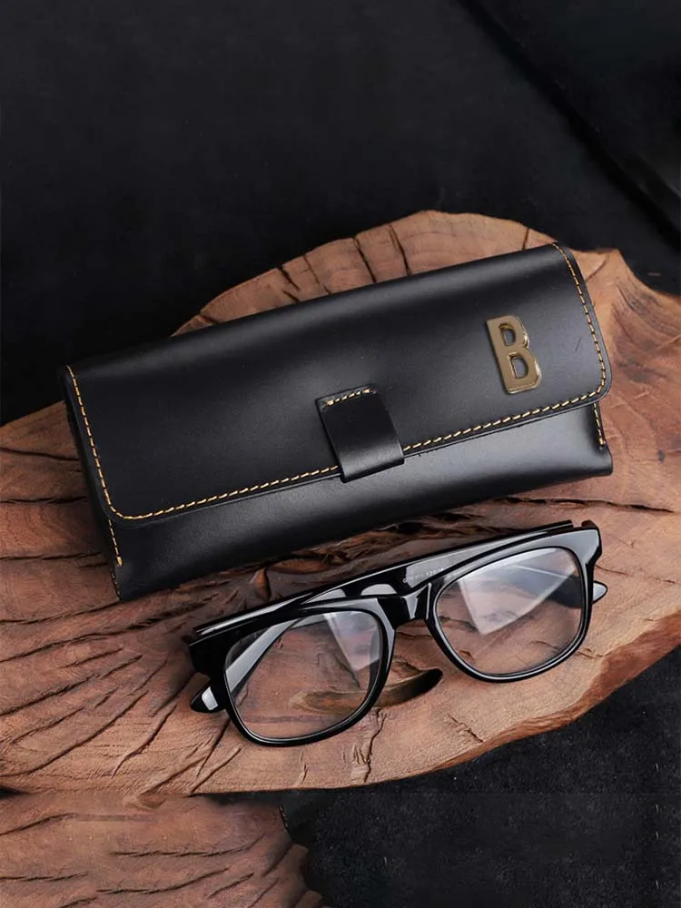 Customized Solid Color Portable Glasses Storage Case for Women Personalized Customer Name Artistic Letter Decor
Customized Solid Color Portable Glasses Storage Case for Women Personalized Customer Name Artistic Letter Decor