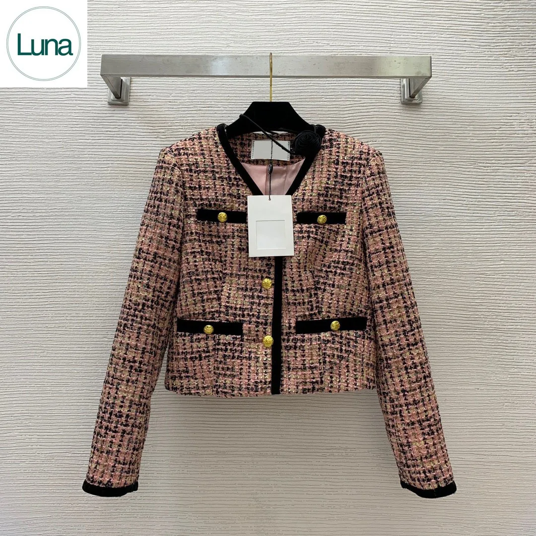 In the early autumn of 2023, the ladies' matching color wrapped V-neck long-sleeved tweed slim jacket with rose ribbon.
In the early autumn of 2023, the ladies' matching color wrapped V-neck long-sleeved tweed slim jacket with rose ribbon.