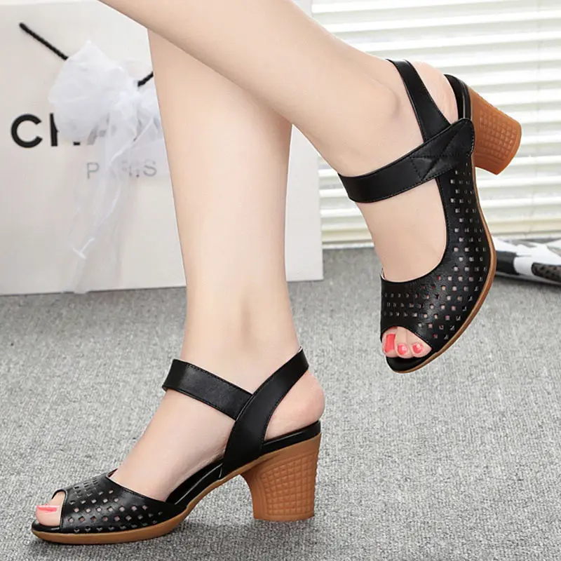 2024 Summer Mid Heel Thick Heel Hollow Women's Sandals Retro Simple Fashion Fish Mouth Sandals
2024 Summer Mid Heel Thick Heel Hollow Women's Sandals Retro Simple Fashion Fish Mouth Sandals