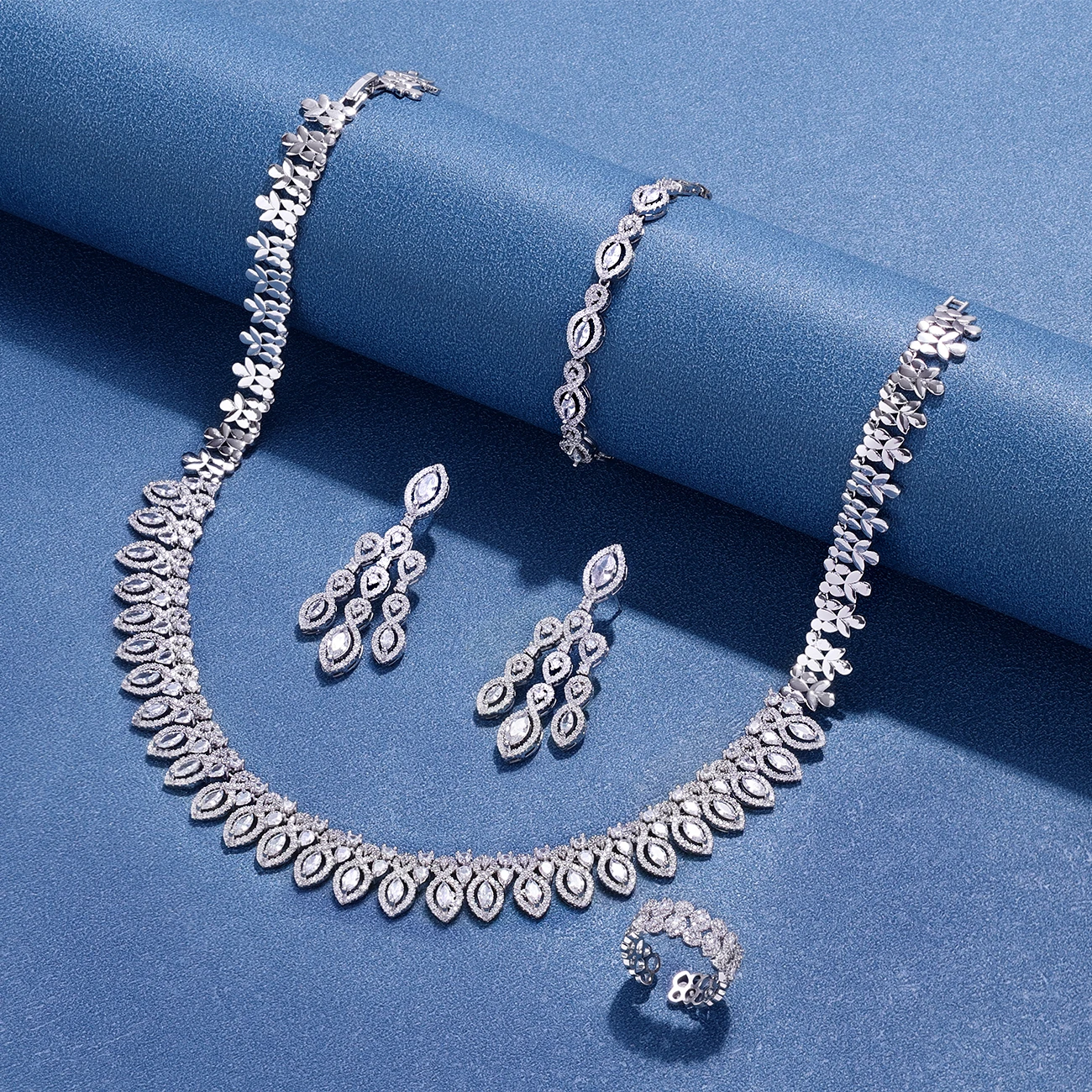 2023 New Cubic zirconia Pearl Necklace Earrings Set of 4 Women's Wedding Party All Zircon Dubai Bridal Jewelry Set Gift
2023 New Cubic zirconia Pearl Necklace Earrings Set of 4 Women's Wedding Party All Zircon Dubai Bridal Jewelry Set Gift