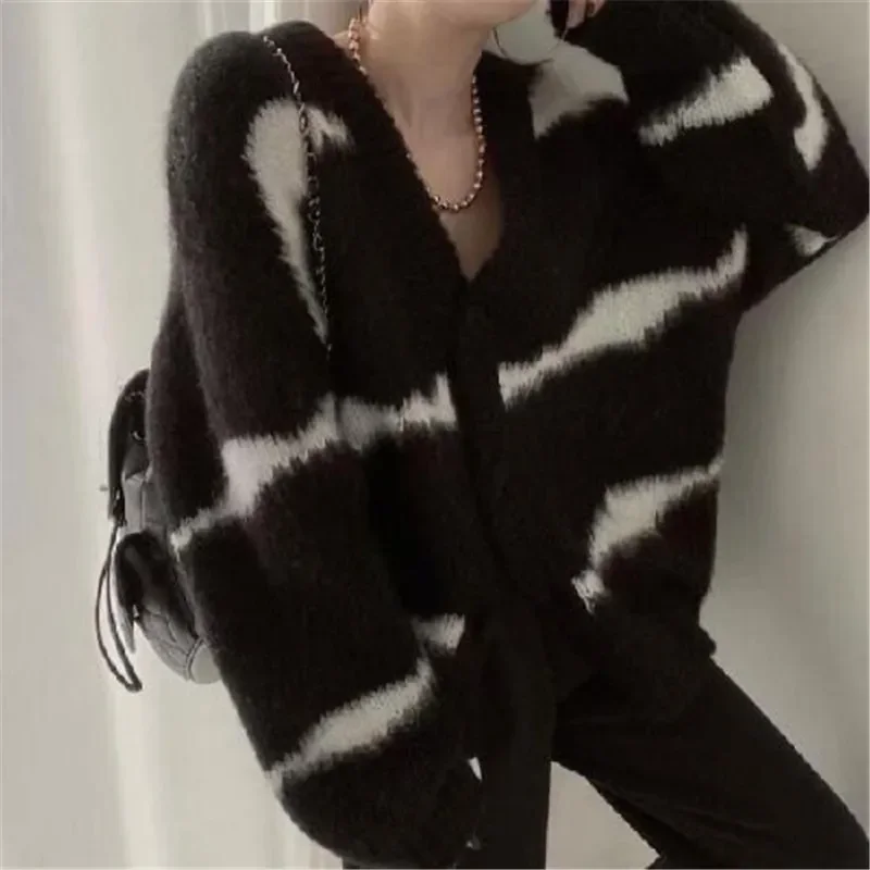 Autumn Winter New Women Loose Striped Sweaters Loose V-neck Long Sleeve Knitting Cardigan Jacket Outfits Female Tops
Autumn Winter New Women Loose Striped Sweaters Loose V-neck Long Sleeve Knitting Cardigan Jacket Outfits Female Tops