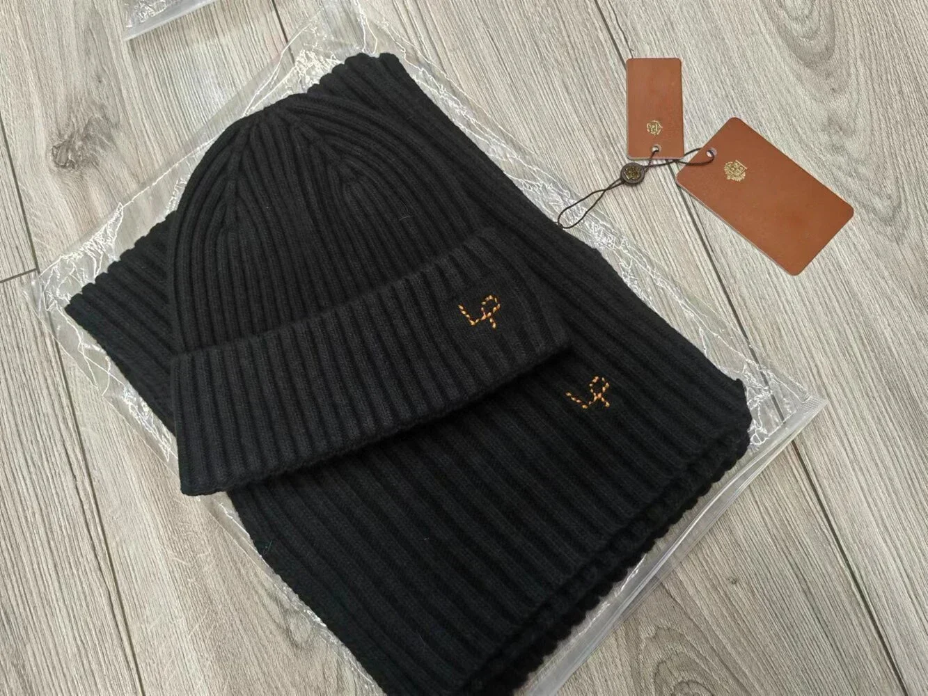 BILLIONAIRE SIJITONGDA Hat Scarf Set wool men's 2024 new autumn winter business warm comfort elasticity high quality gentlman
BILLIONAIRE SIJITONGDA Hat Scarf Set wool men's 2024 new autumn winter business warm comfort elasticity high quality gentlman