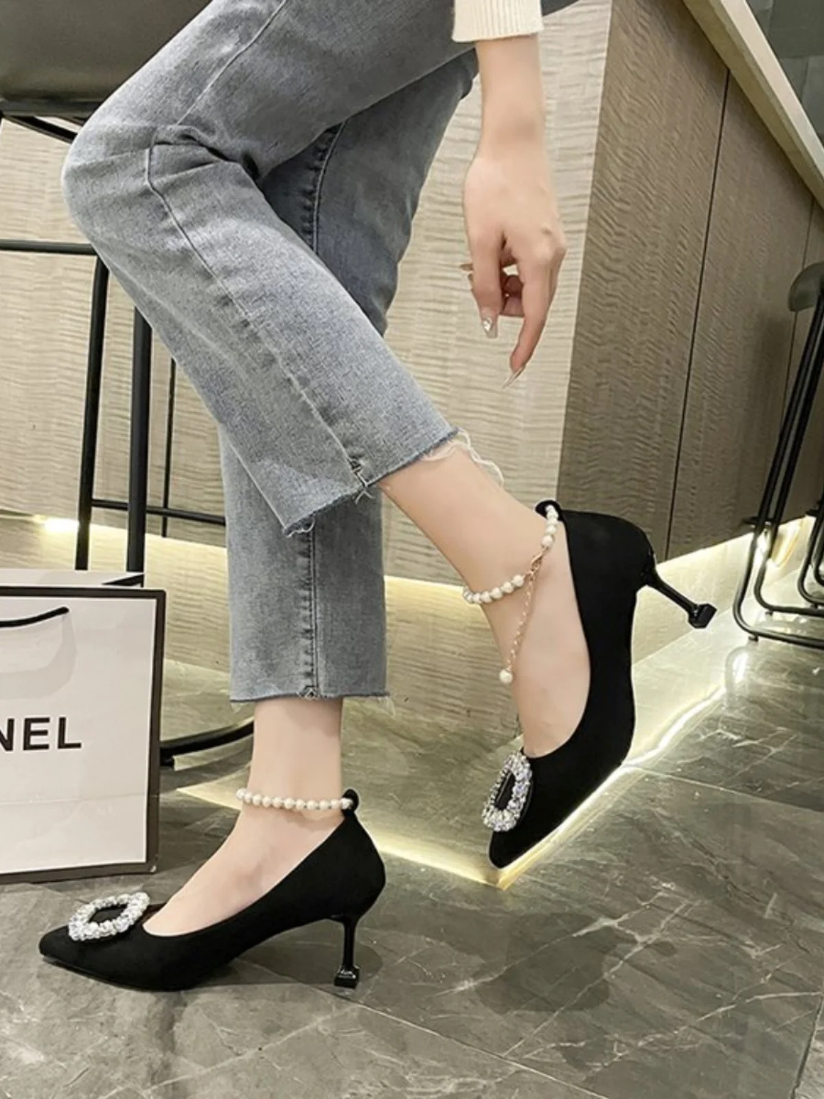 Туфли женские на высоком каблуке 12 см, с кристаллами, без застежки 
Туфли женские на высоком каблуке 12 см, с кристаллами, без застежки