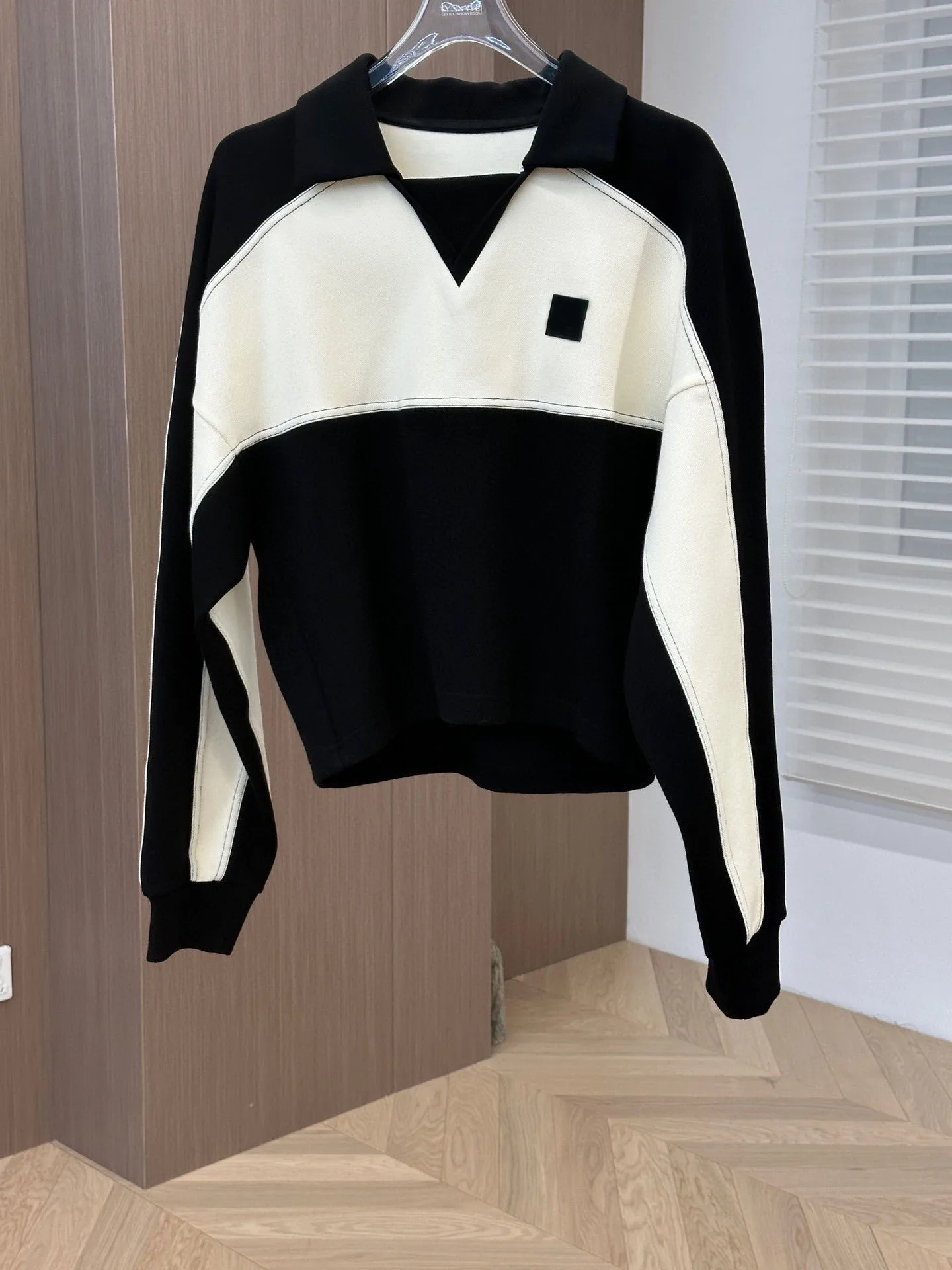 Autumn and winter new black and white contrasting lapel hoodie with double-sided pineapple pattern knitted casual sports style
Autumn and winter new black and white contrasting lapel hoodie with double-sided pineapple pattern knitted casual sports style