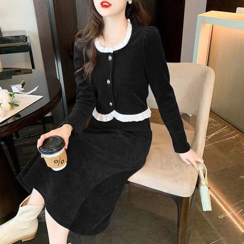 2023 New Elegant Women's Suit Jacket Skirt Set Autumn and Winter Corduroy Stitching Wood-ear Coat Top Long Skirt Two-piece Set
2023 New Elegant Women's Suit Jacket Skirt Set Autumn and Winter Corduroy Stitching Wood-ear Coat Top Long Skirt Two-piece Set
