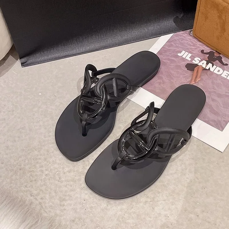 Luxury Designer Family Flip-flops Women's Shoes New Pig Nose Chain Jelly Shoes Outing Non-slip Beach Shoes Flat Sandals 2024
Luxury Designer Family Flip-flops Women's Shoes New Pig Nose Chain Jelly Shoes Outing Non-slip Beach Shoes Flat Sandals 2024