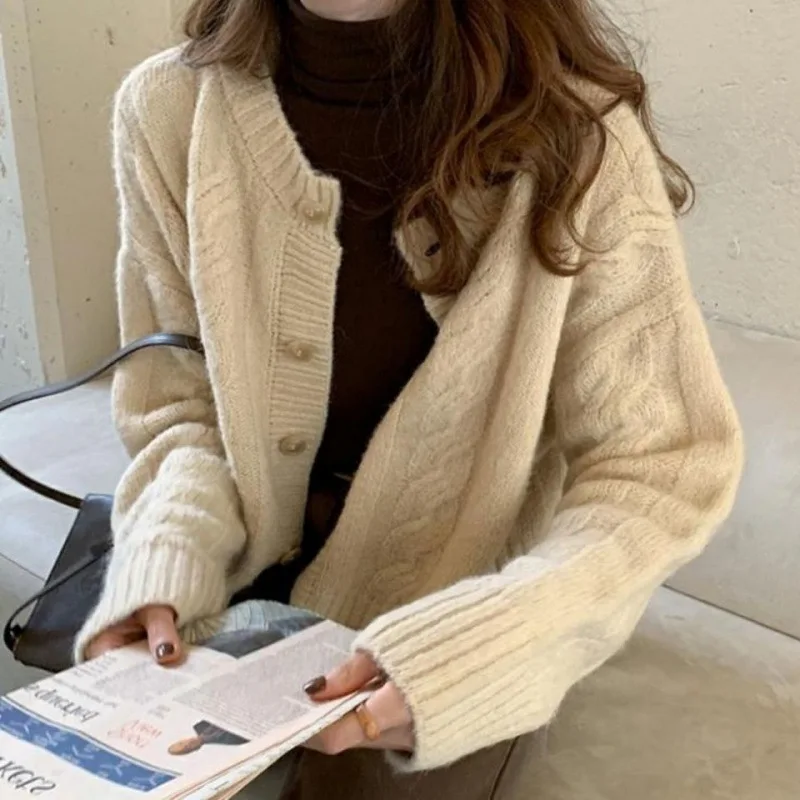 Sweater Fashion 2023 Autumn Women Star Embroidered Cardigan V-neck Knitted Warm Beige Holiday Cardigans
Sweater Fashion 2023 Autumn Women Star Embroidered Cardigan V-neck Knitted Warm Beige Holiday Cardigans