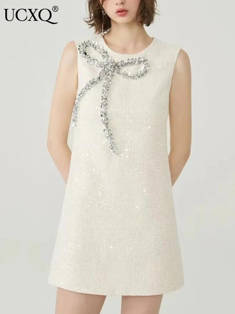 Женское короткое платье с блестками и бантом, без рукавов 
Женское короткое платье с блестками и бантом, без рукавов