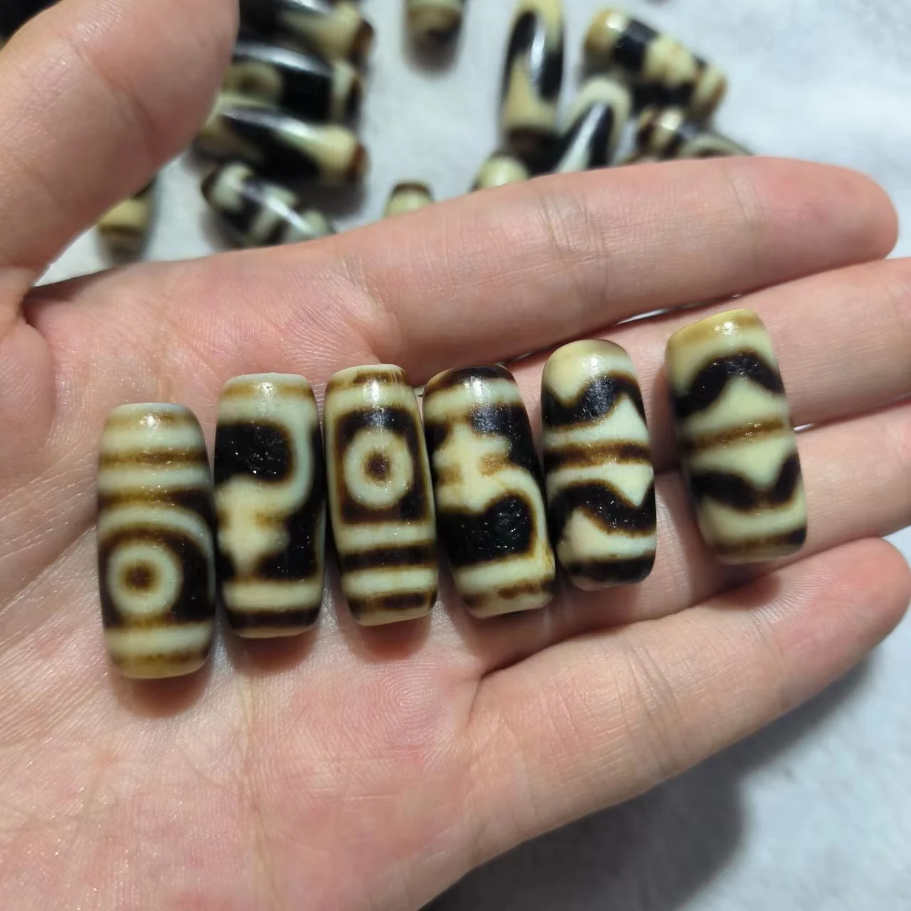 1pcs/lot Natural Old Agate Dzi tooth yellow Weathered Horseshoe retro white core Rare and precious Various patterns accessories
1pcs/lot Natural Old Agate Dzi tooth yellow Weathered Horseshoe retro white core Rare and precious Various patterns accessories
