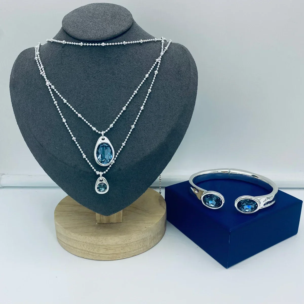 2023 UNOde50 Europe and the United States New 925Silver Blue Crystal Pair Diamond Bracelet with Necklace Women Romantic Jewelry
2023 UNOde50 Europe and the United States New 925Silver Blue Crystal Pair Diamond Bracelet with Necklace Women Romantic Jewelry