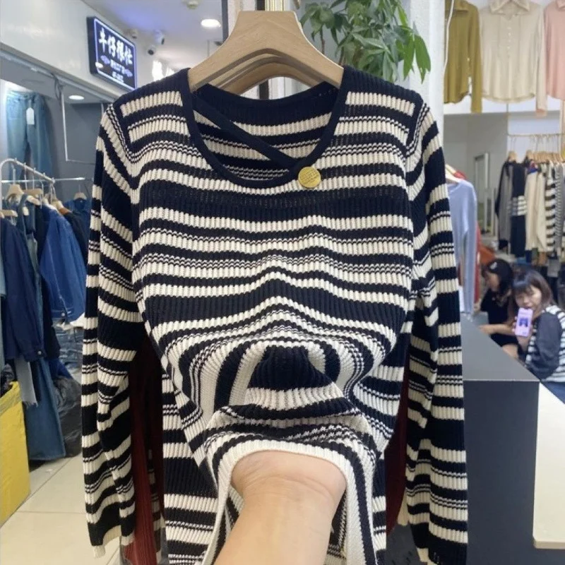 Korean Autumn New Round Neck Hanging Neck Stripe Button Fashion Sweater Women's Simple Versatile Patchwork Long Sleeve Knit Top
Korean Autumn New Round Neck Hanging Neck Stripe Button Fashion Sweater Women's Simple Versatile Patchwork Long Sleeve Knit Top