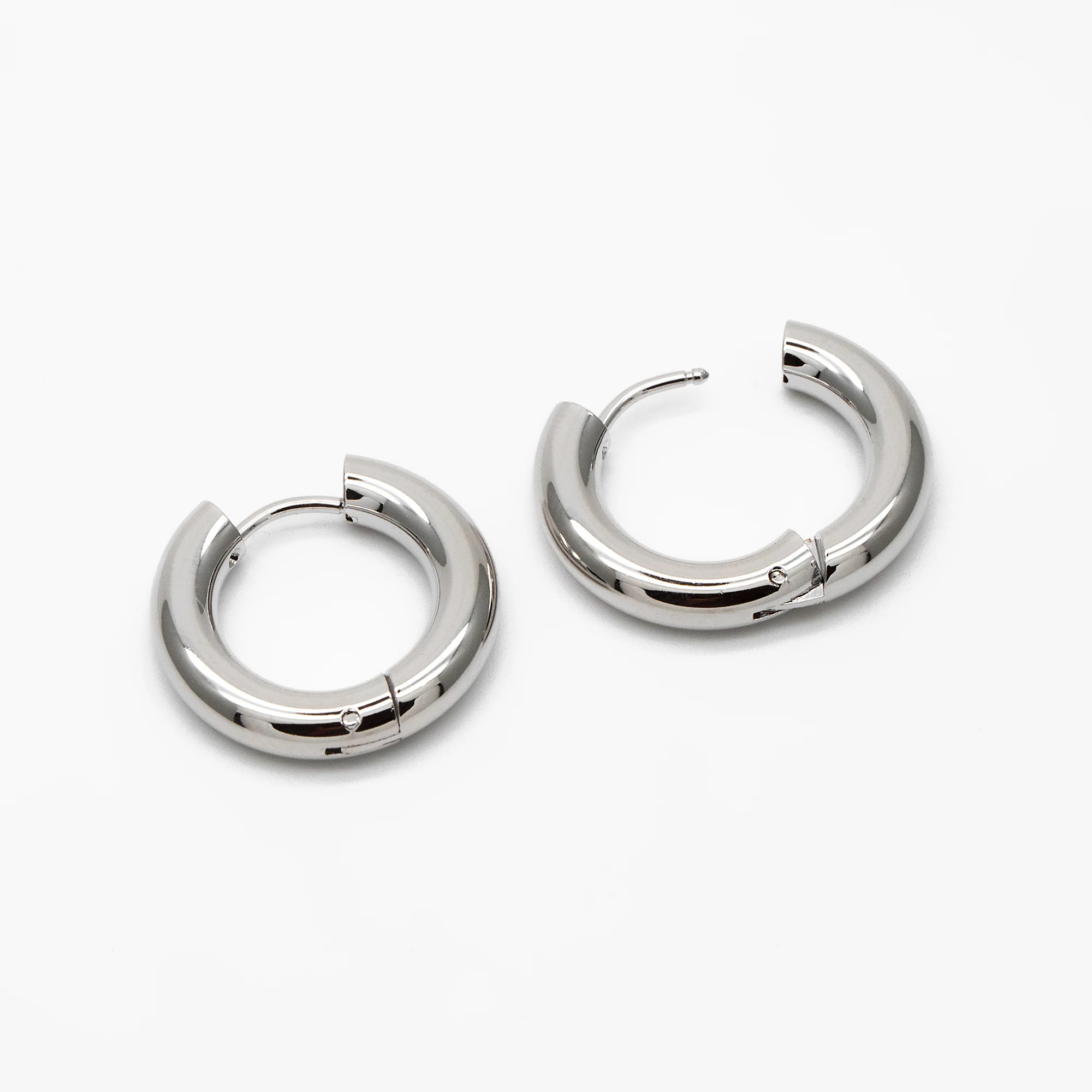 

4pcs Silver Tone Chunky Hoop Huggies, 4mm Thick, 20mm, Stainless Steel Hoop Earrings, Minimalist Earrings (GB-3876)